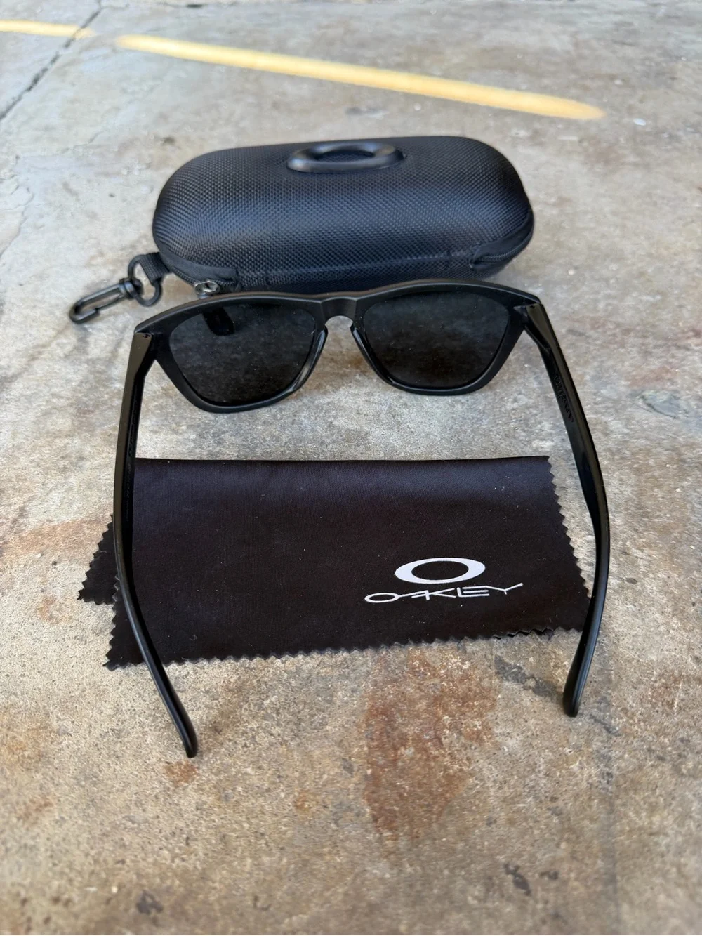 Oakley Frogskin Sunglasses Matte Black Iridium Polarized Prizm Lens